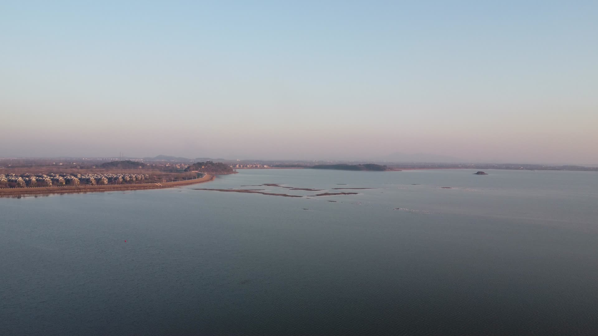 湖边航拍风景视频的预览图