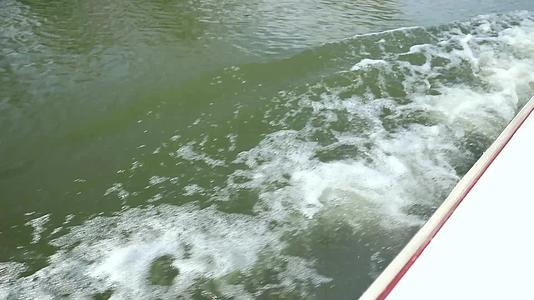 行驶的船水流船只码头微山湖湿地视频的预览图