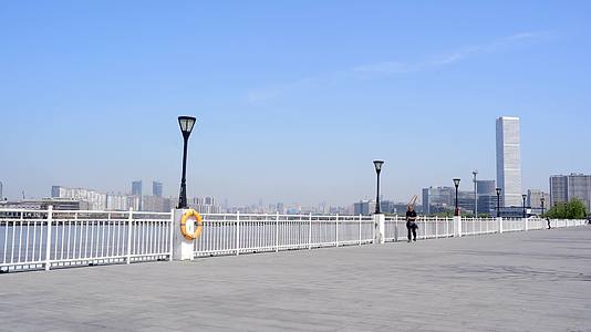 在上海城市长江边慢跑的人4K视频的预览图
