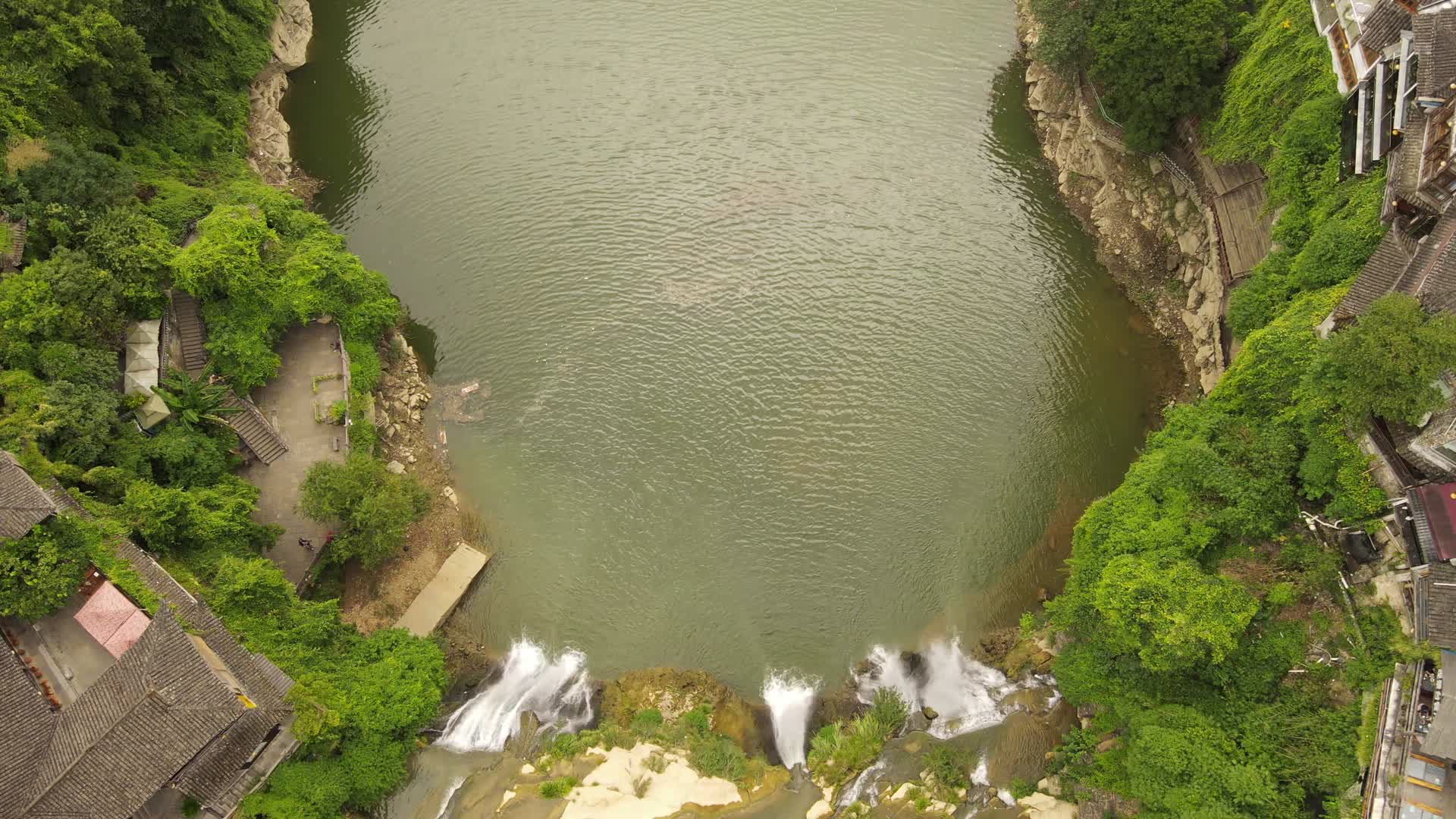 航拍芙蓉镇瀑布流水视频的预览图