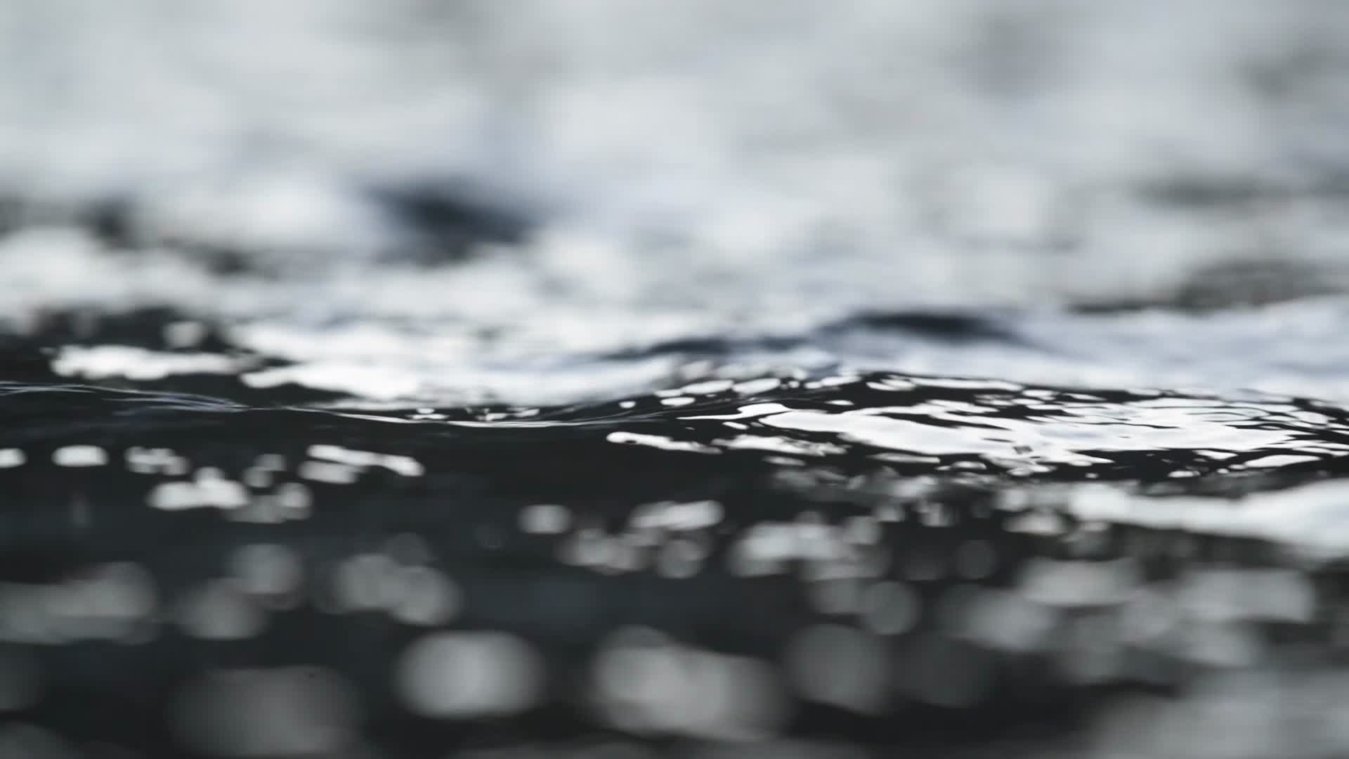 冬季湖面气泡涟漪波纹慢镜头视频的预览图