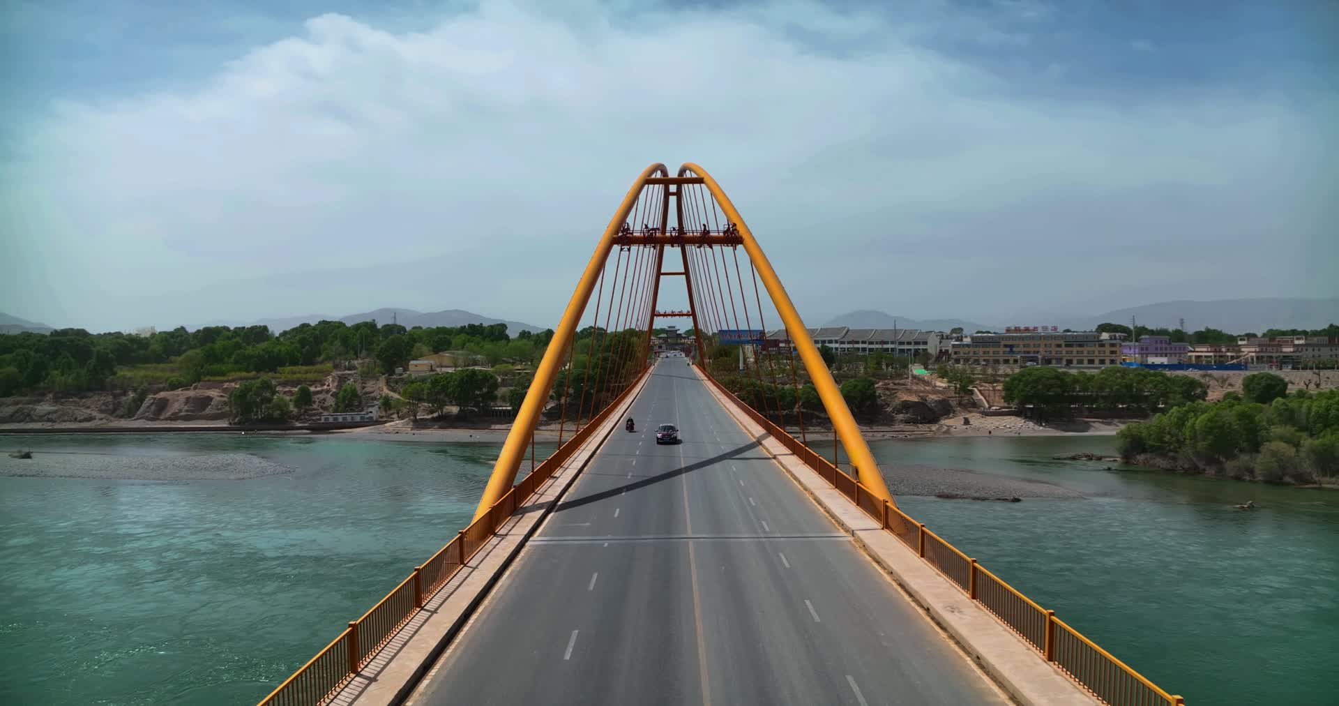 航拍青海海南贵德黄河大桥黄河清大桥视频的预览图