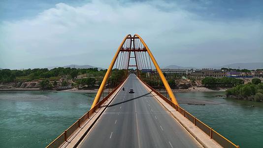 航拍青海海南贵德黄河大桥黄河清大桥视频的预览图