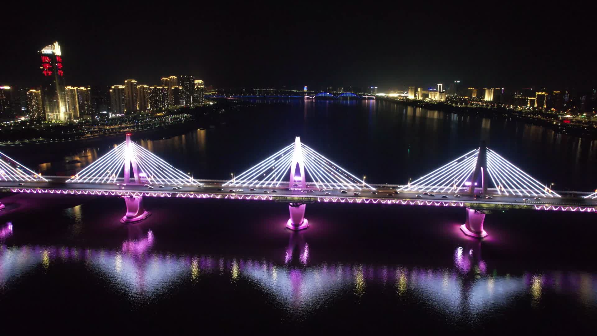 航拍江西南昌朝阳大桥夜景视频的预览图