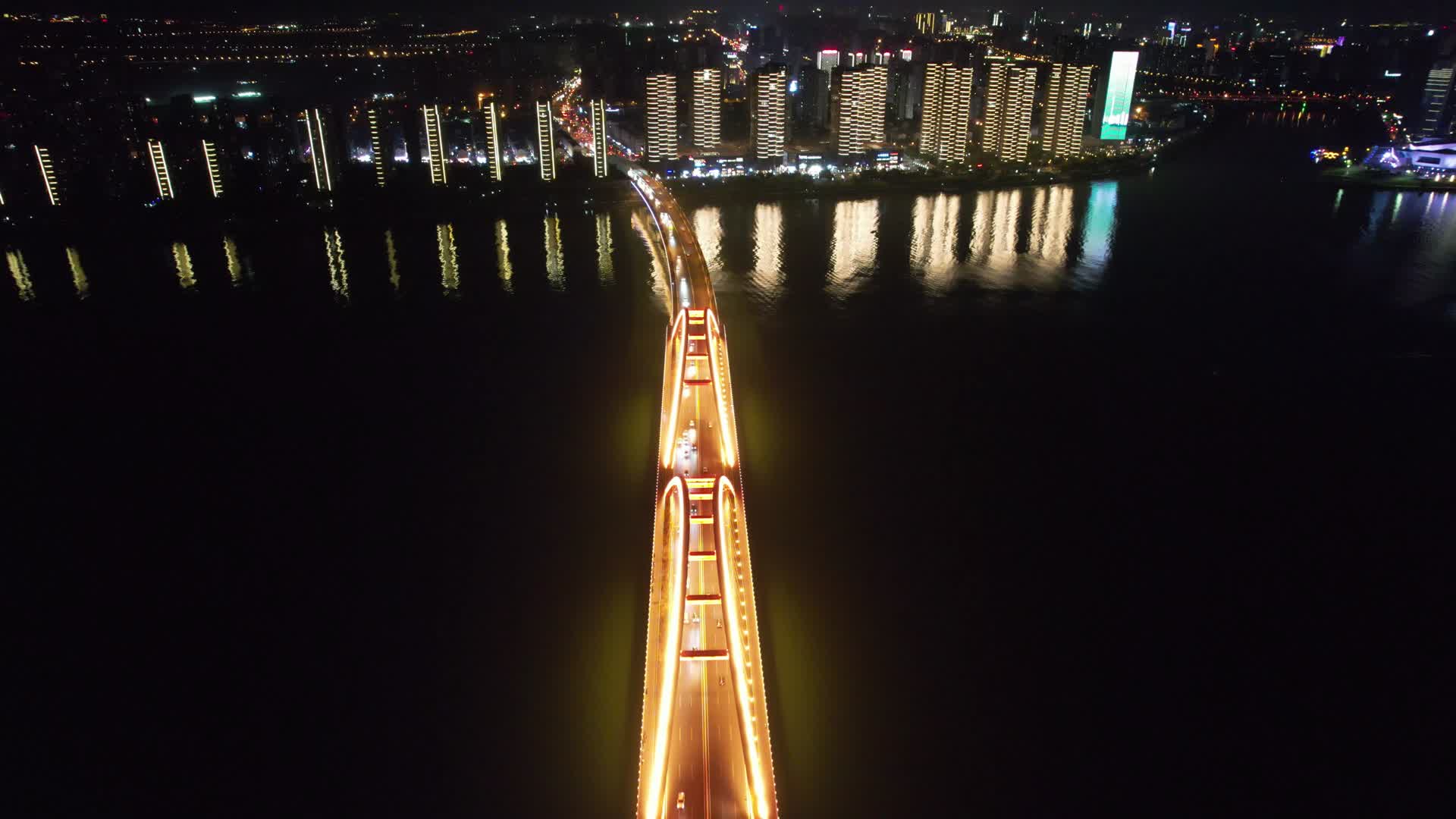 航拍湖南长沙福元路大桥夜景视频的预览图