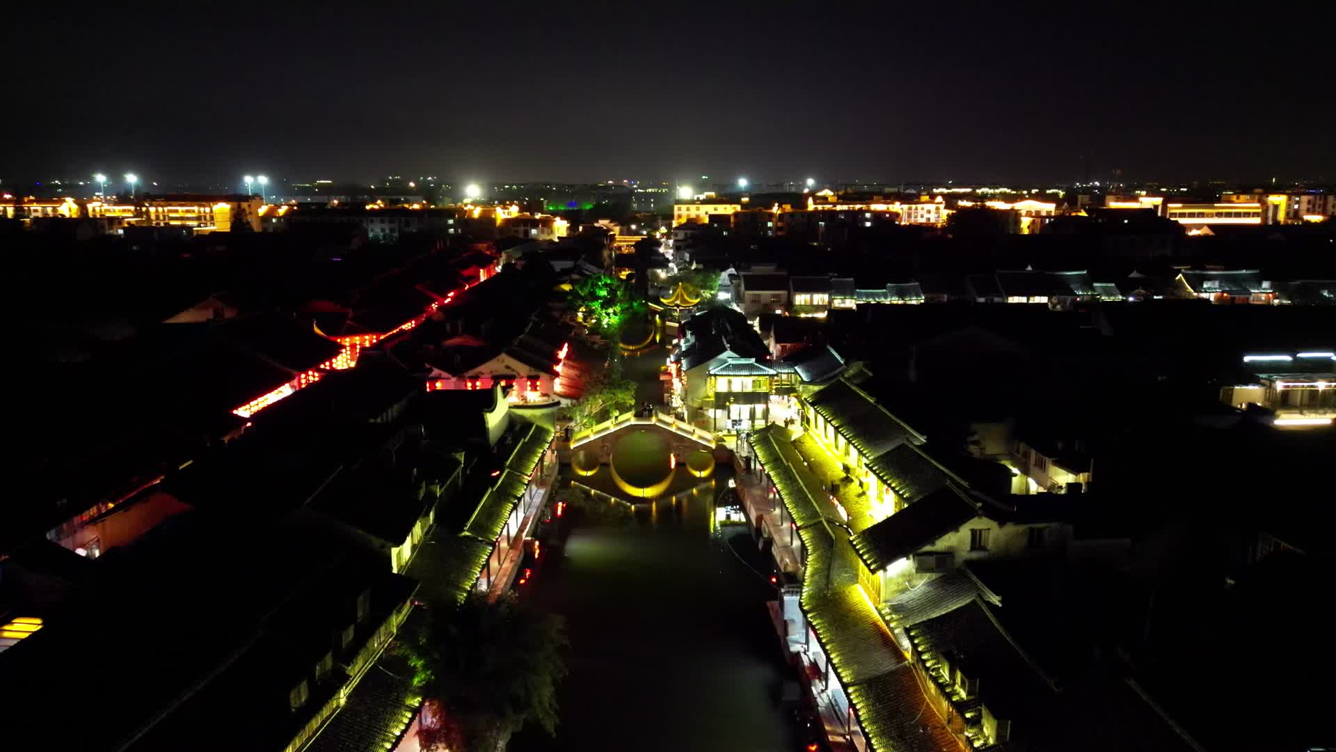 航拍浙江嘉兴西塘古镇景区夜景视频的预览图