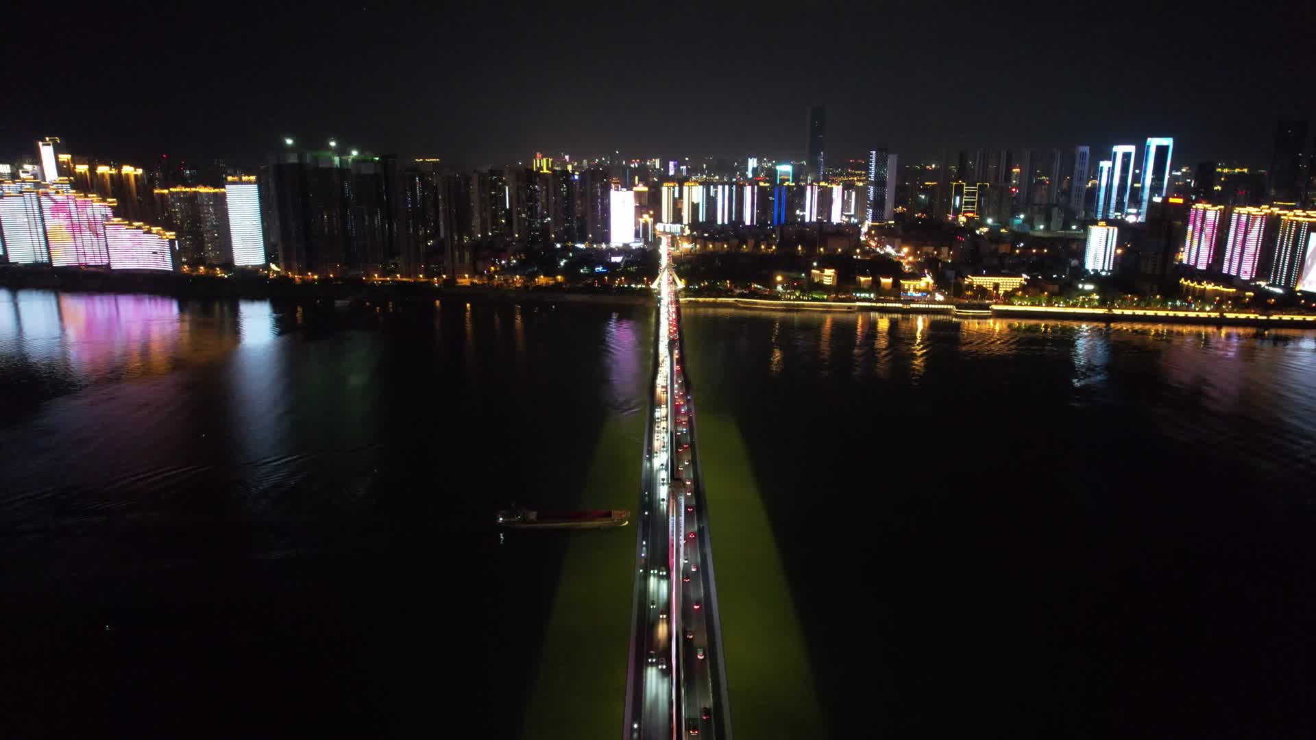 航拍湖南长沙银盆岭大桥夜景交通视频的预览图