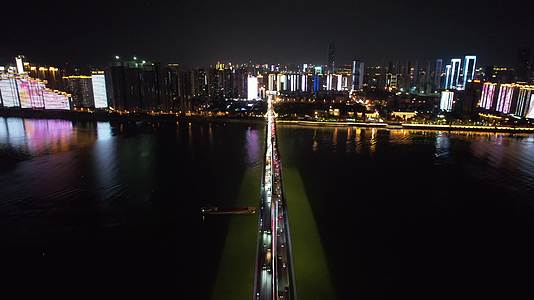 航拍湖南长沙银盆岭大桥夜景交通视频的预览图