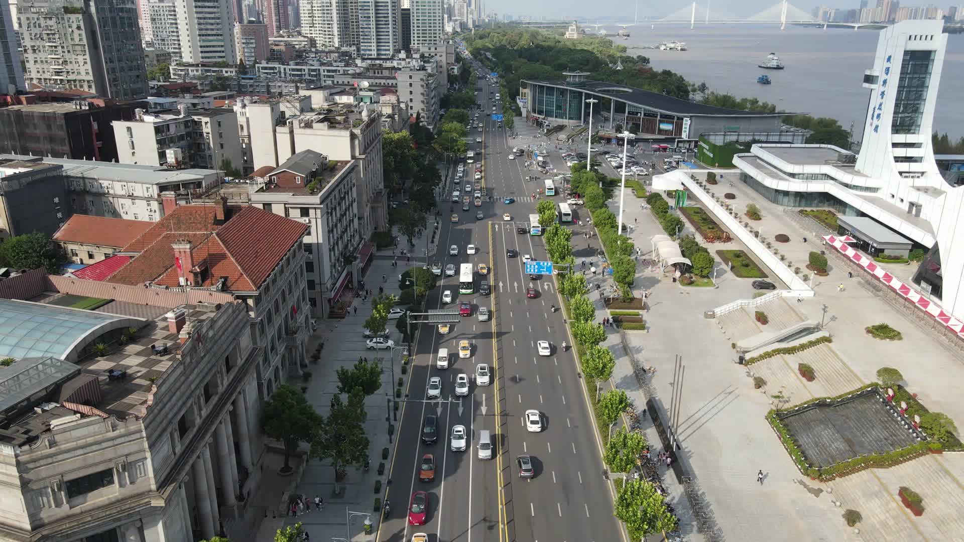 城市交通车辆行驶航拍视频的预览图