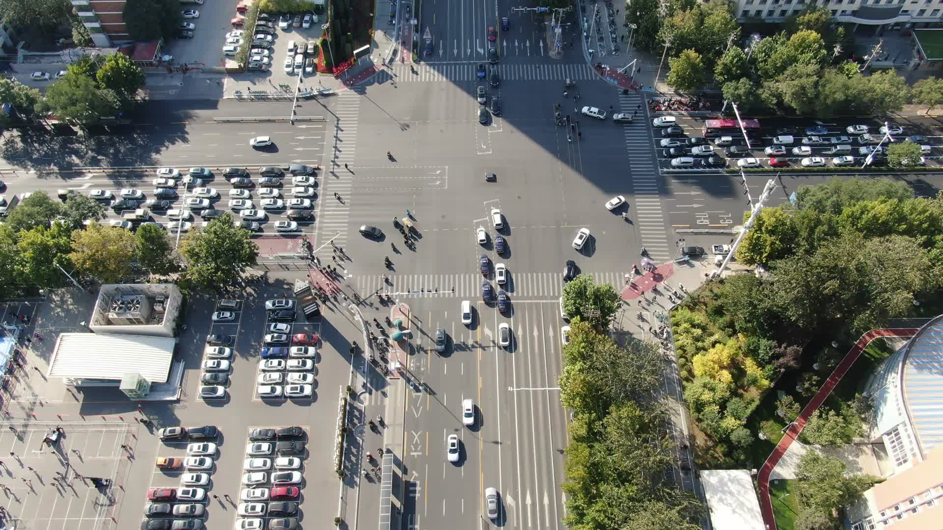 城市交通车辆行驶航拍视频的预览图