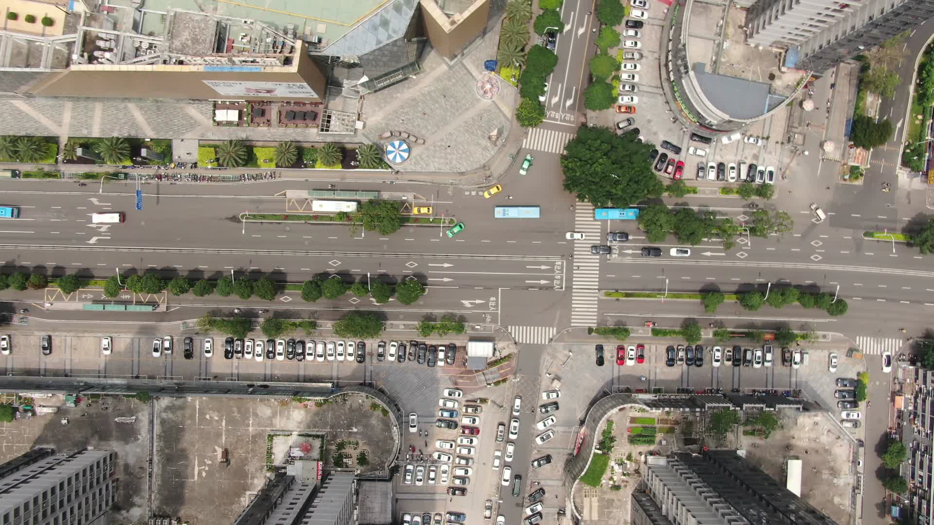 俯拍城市交通车辆行驶航拍视频的预览图