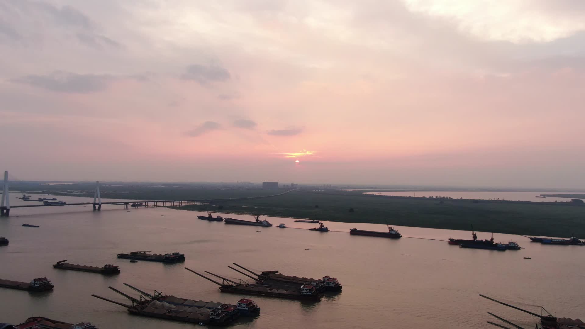 湖面船舶夕阳晚霞风光航拍视频的预览图