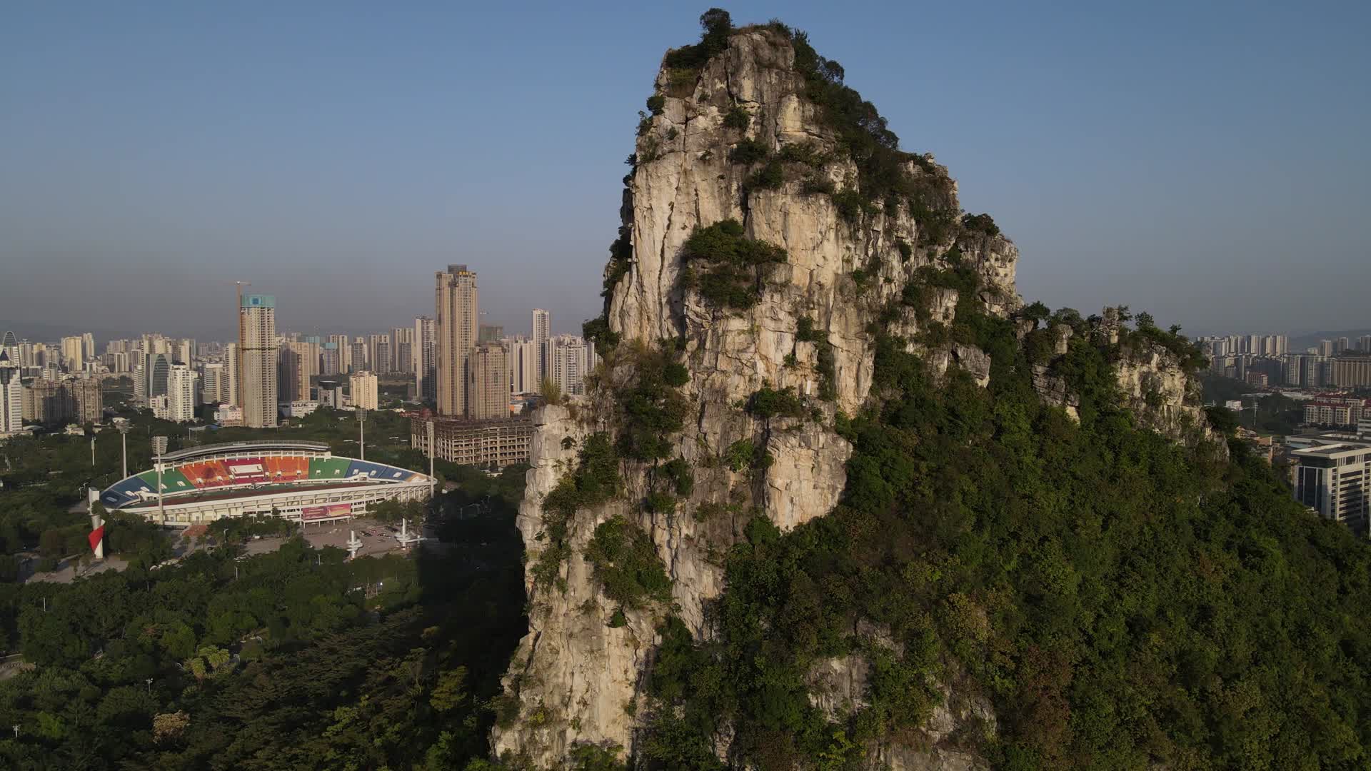 广西柳州城市风光交通航拍视频的预览图