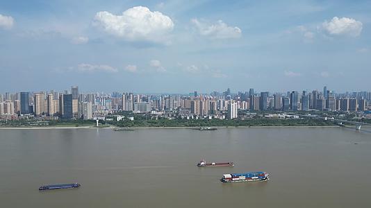 航拍湖北武汉长江水运货船视频的预览图