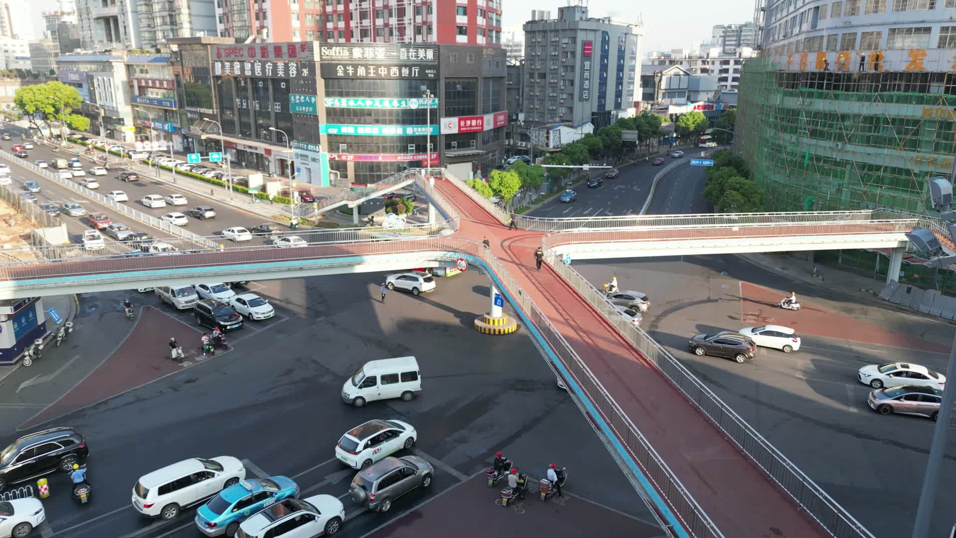 航拍湖南长沙车站路人行天桥视频的预览图