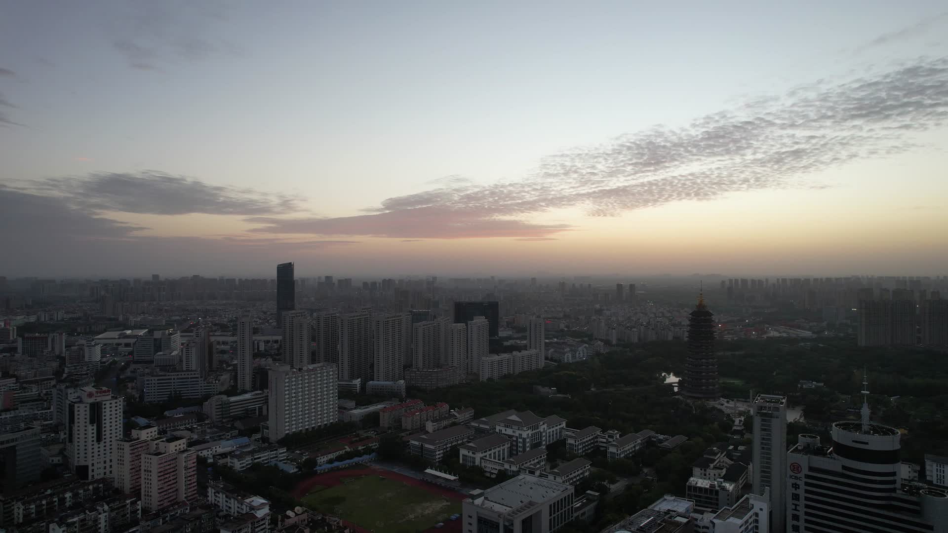 航拍江苏常州黎明城市风光视频的预览图