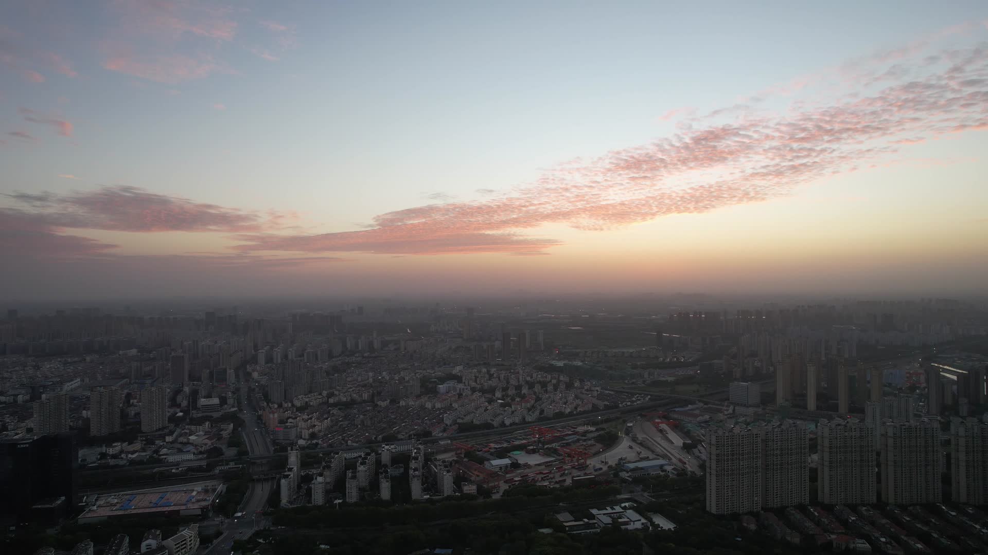 航拍江苏常州黎明城市风光视频的预览图