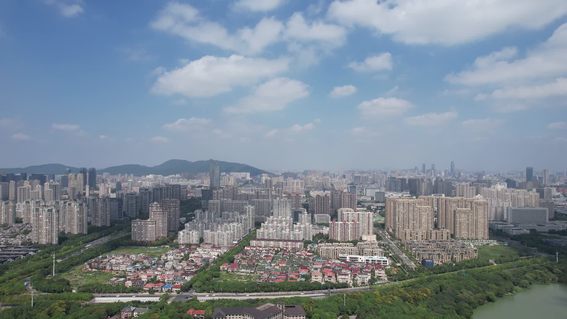 航拍江苏无锡城市天际线视频的预览图