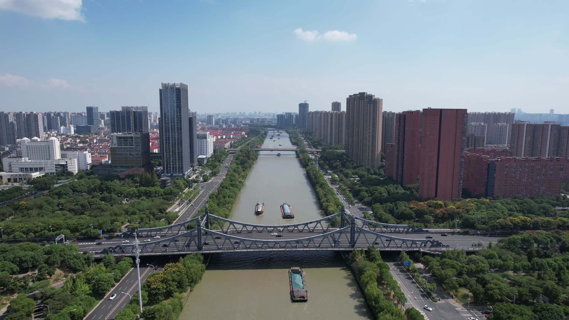 航拍江苏无锡京杭运河视频的预览图