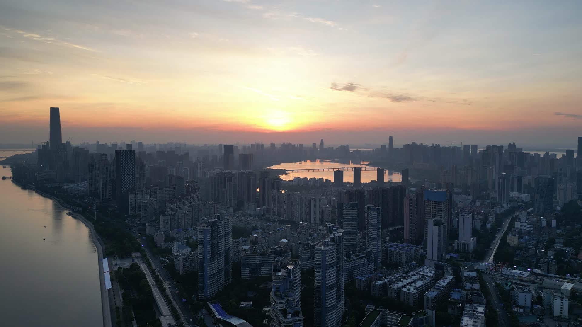 航拍湖北武汉城市日落夕阳晚霞视频的预览图