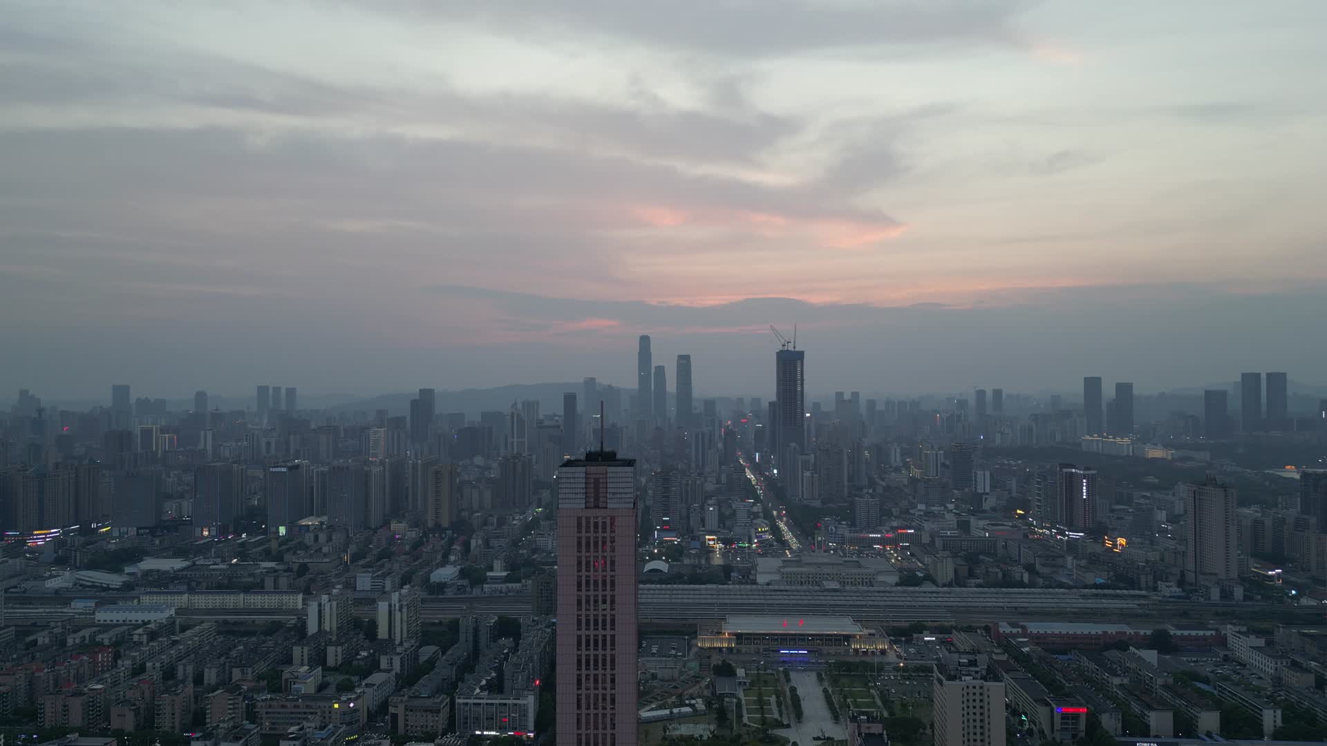 航拍湖南长沙大景夕阳晚霞城市天际线视频的预览图