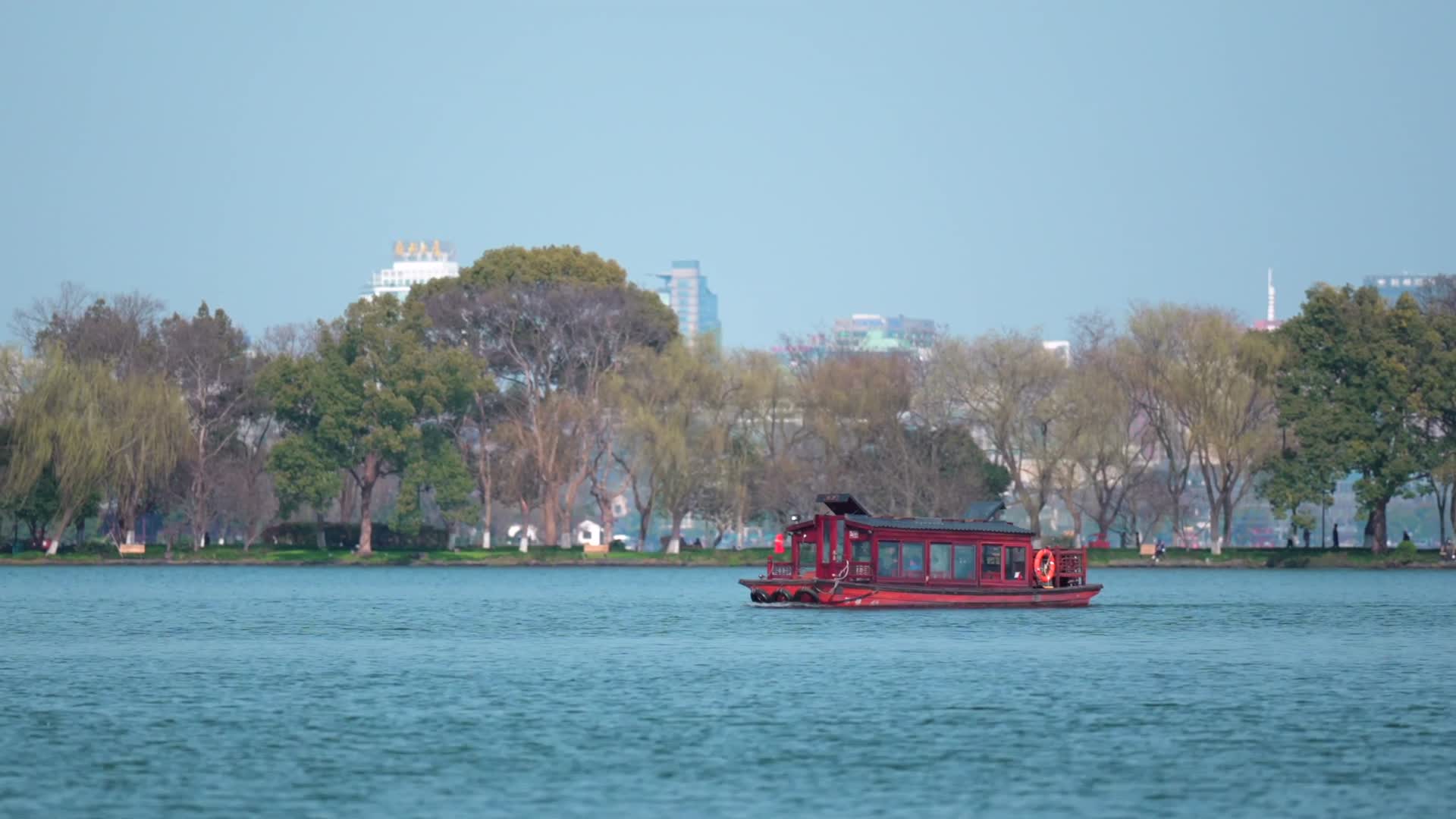 4K航拍春天的杭州西湖俯瞰大半个杭州主城区视频的预览图