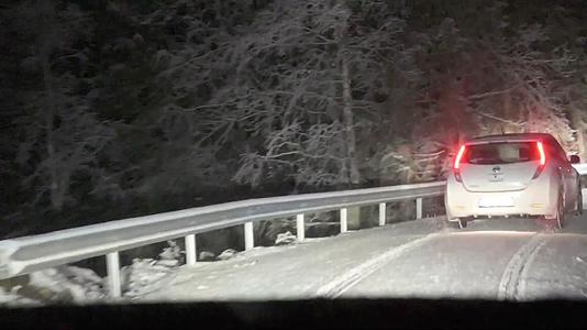 冬季风雪汽车森林山路行驶视频的预览图