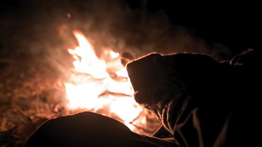 夜晚露营篝火取暖过夜视频的预览图