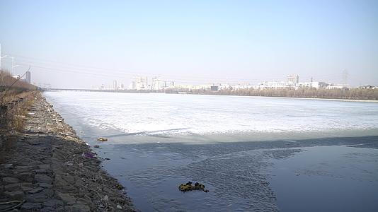 冬季河畔景色视频的预览图