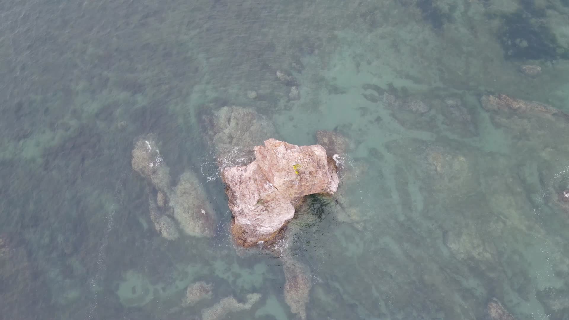 自然风光大海海浪沙滩礁石航拍视频的预览图