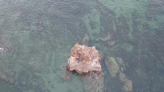 大海海浪沙滩礁石自然风光航拍视频的预览图