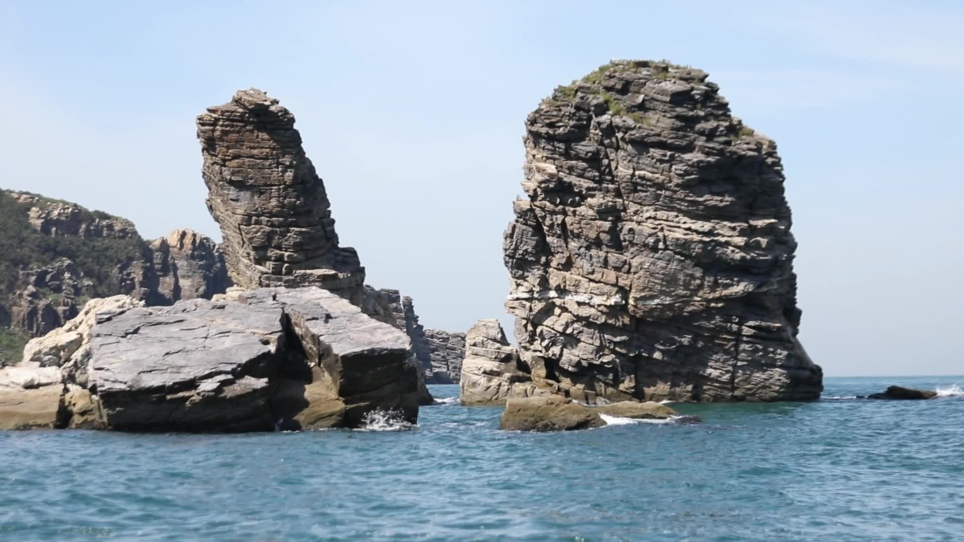 大连蛇岛海边两奇石视频的预览图