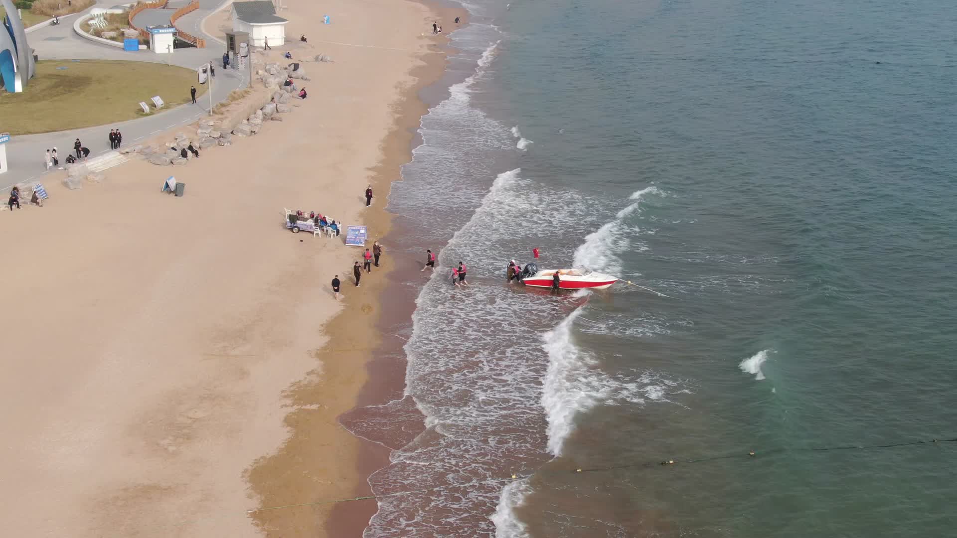 大海海浪沙滩风景航拍视频的预览图