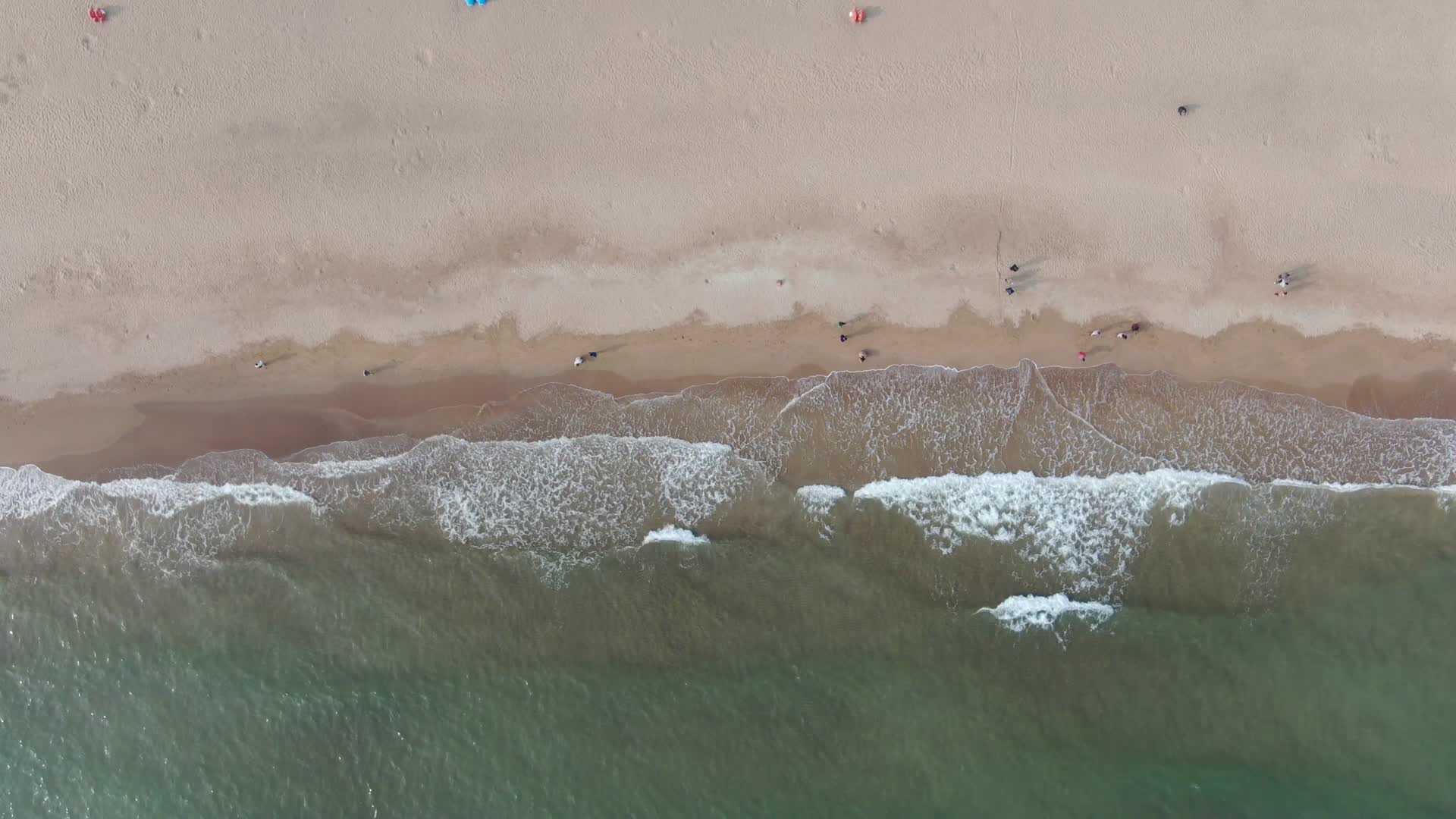 大海海浪沙滩风景航拍视频的预览图