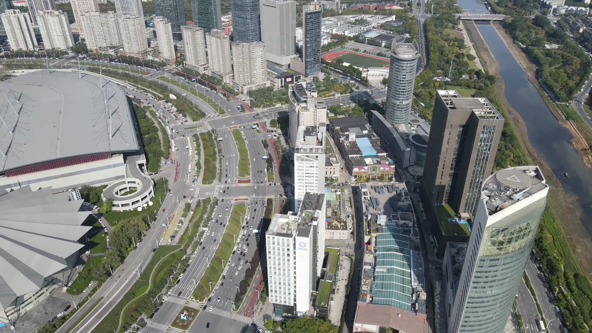 城市高楼交通大道车辆行驶航拍视频的预览图