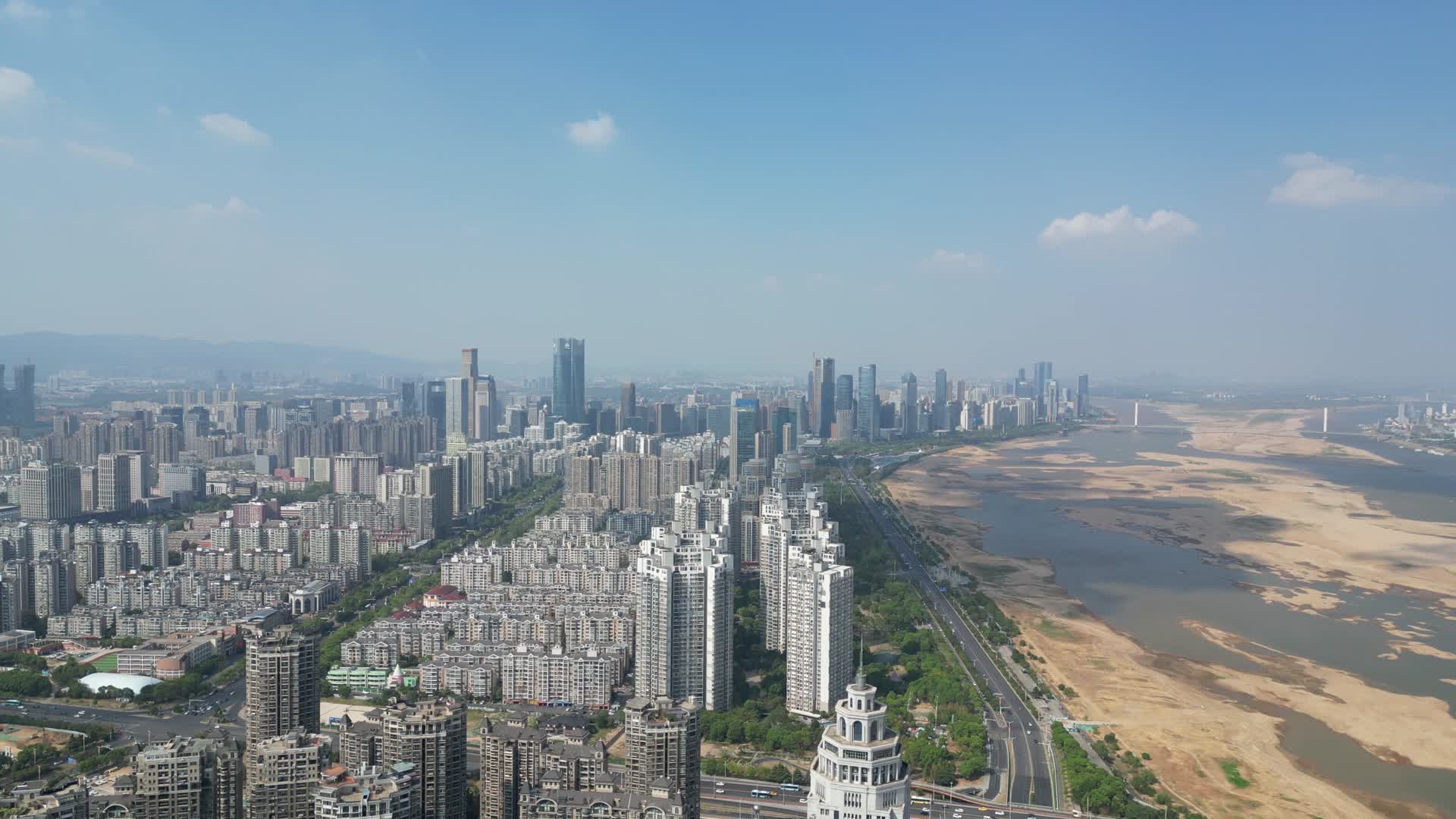 航拍江西南昌城市大景视频的预览图