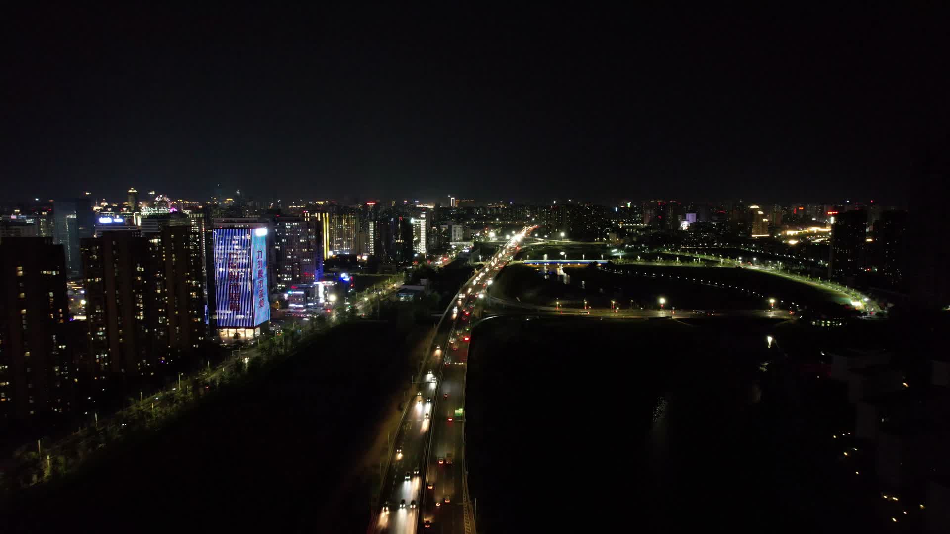 航拍江西南昌城市交通夜景视频的预览图