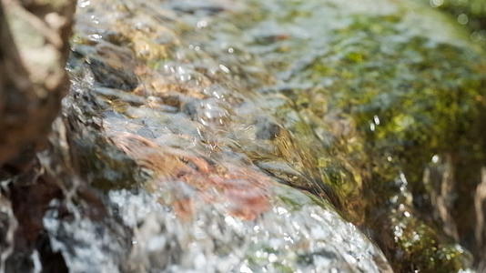泉水小溪瀑布4K实拍镜头视频的预览图