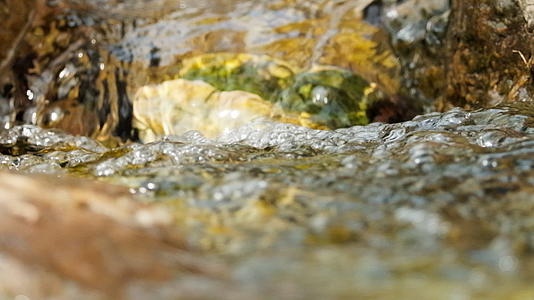 泉水小溪瀑布4K实拍镜头视频的预览图