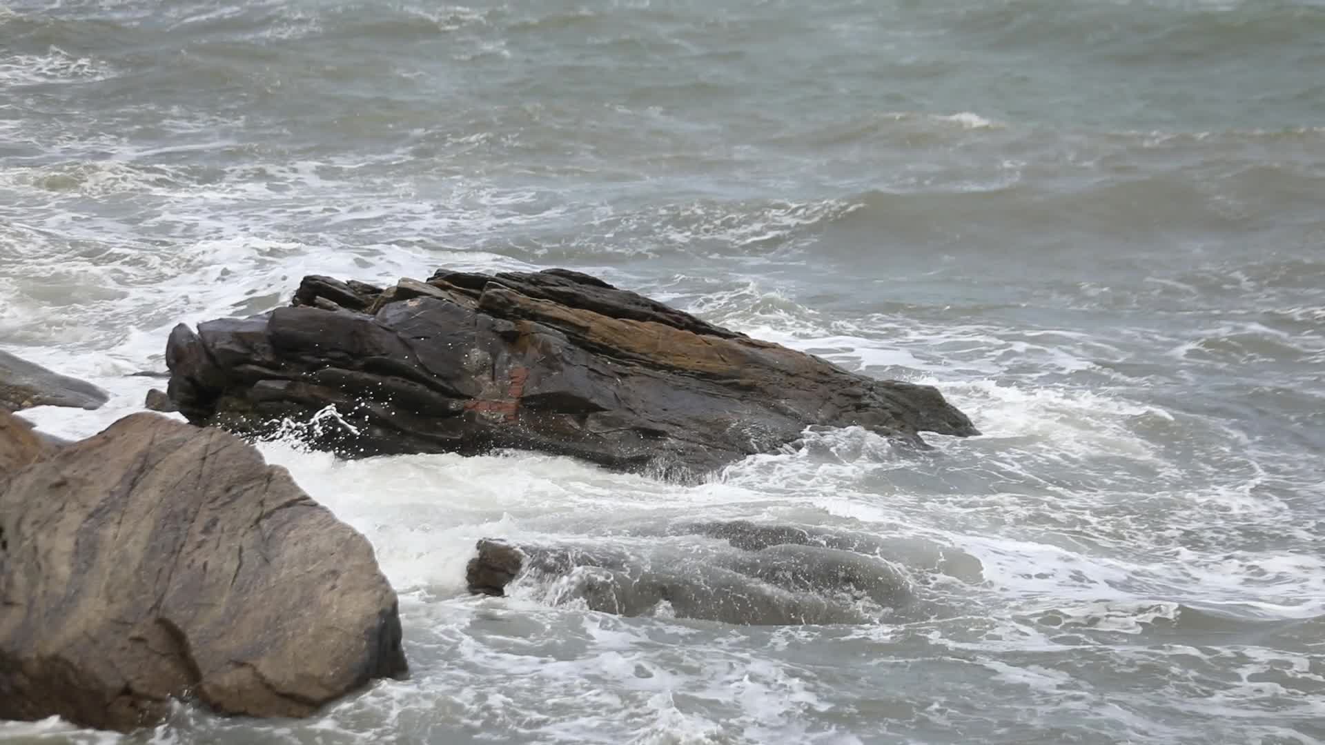 海浪拍打岸边礁石视频的预览图
