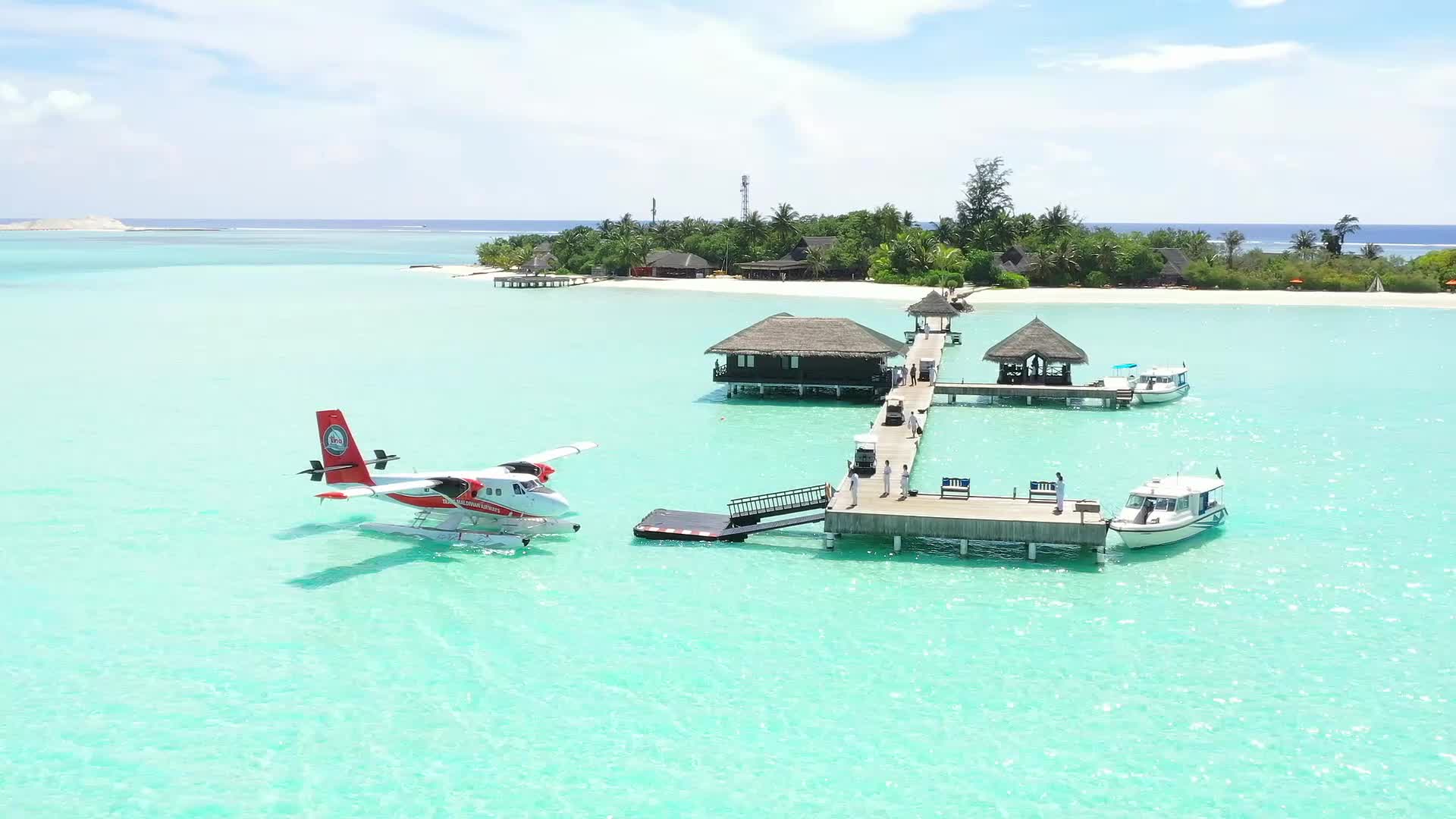 蔚蓝大海旅游度假村码头乘船飞机游艇视频的预览图