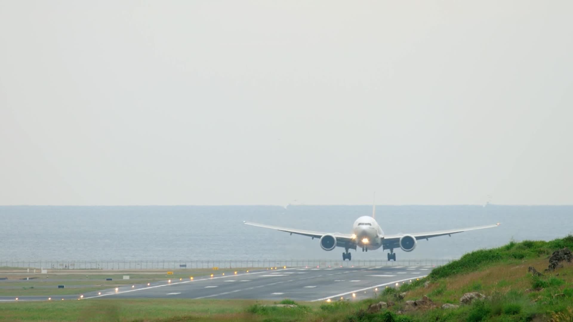 飞机从远处降落到机场跑道缓慢滑行视频的预览图