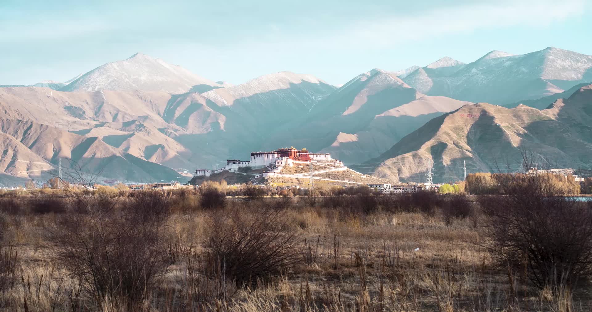 西藏拉萨城市地标布达拉宫风景视频视频的预览图