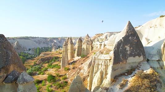外国风景外域风情异国他乡独特风景土耳其村庄民居城镇热气球自然地貌视频的预览图
