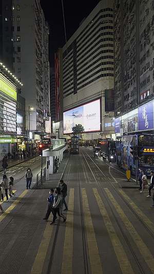 竖版香港叮叮车夜晚行驶二楼视角视频的预览图