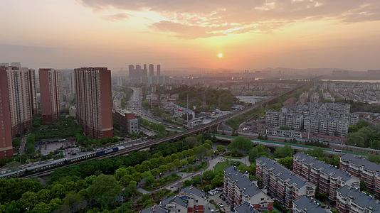 航拍日落下的南京长江大桥火车车流视频的预览图