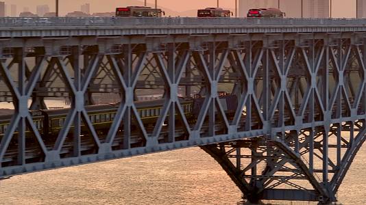 航拍日落下的南京长江大桥火车车流视频的预览图