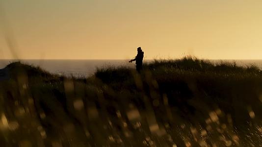 摄影师黄昏海岸拍照旅行视频的预览图