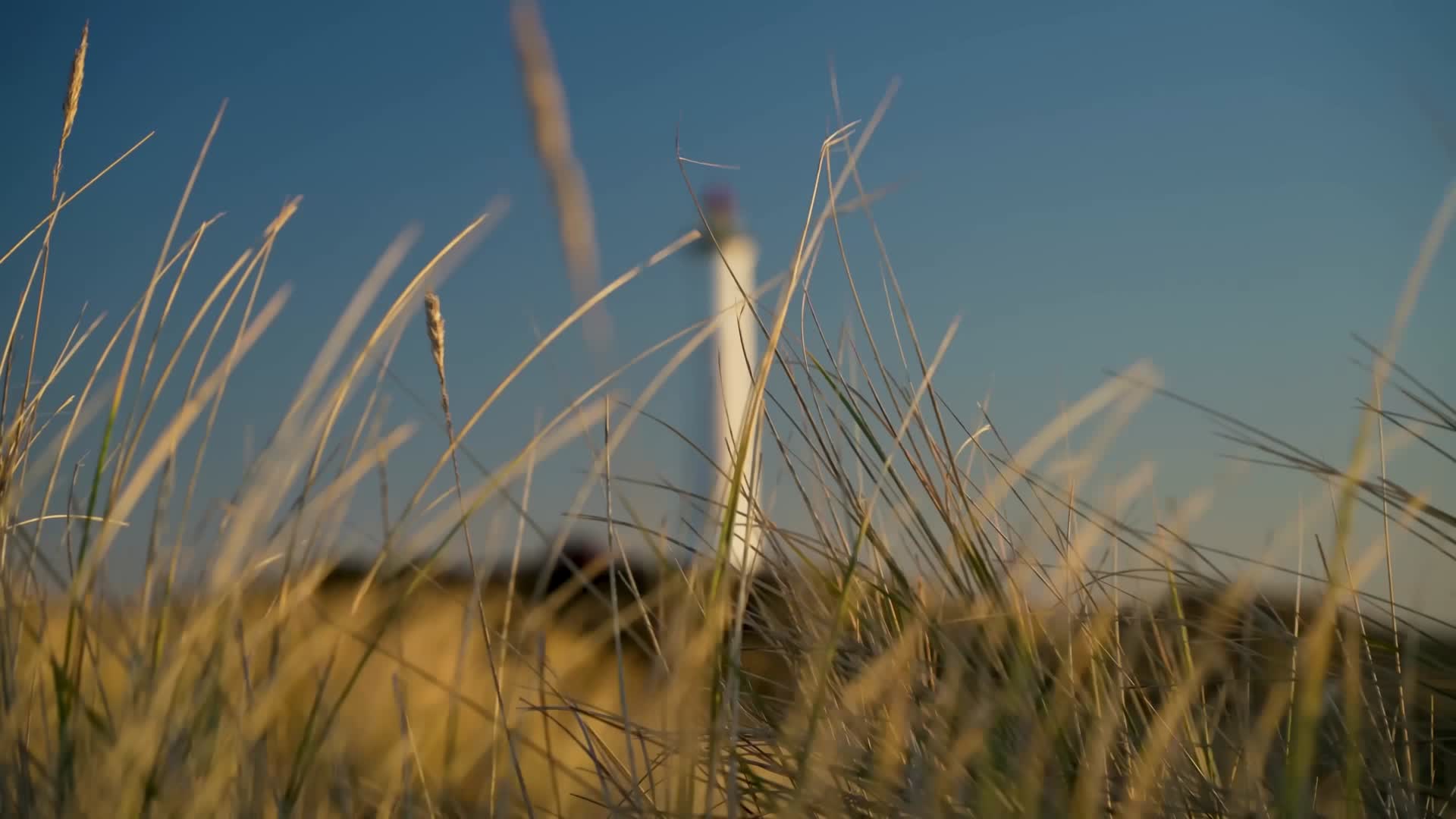 海岸灯塔黄昏夕阳唯美视频的预览图