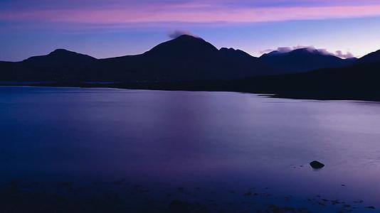 山脉湖泊光影延时唯美风景视频的预览图